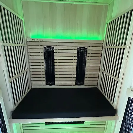 Cracow Center Jacuzzi & Sauna Penthouse Retreat Appartamento Cracovia